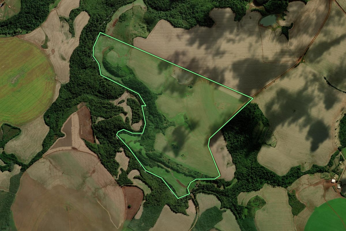 Imagem de satélite do imóvel rural em Inhacorá (RS), com o contorno declarado no CAR desenhado por cima.