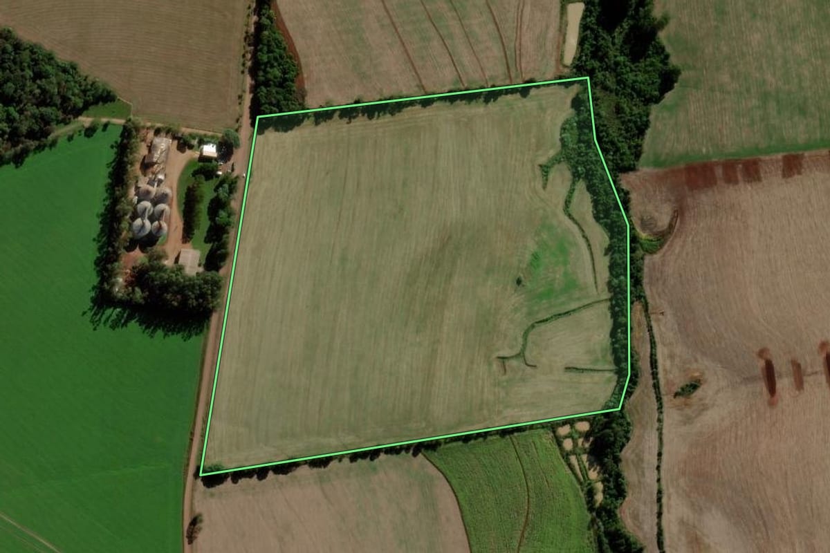 Imagem de satélite do imóvel rural em Inhacorá (RS), com o contorno declarado no CAR desenhado por cima.