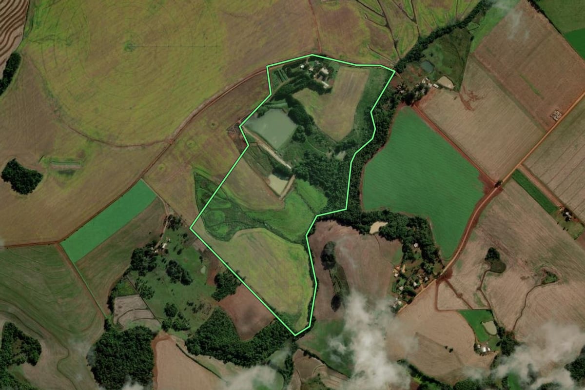 Imagem de satélite do imóvel rural em Inhacorá (RS), com o contorno declarado no CAR desenhado por cima.