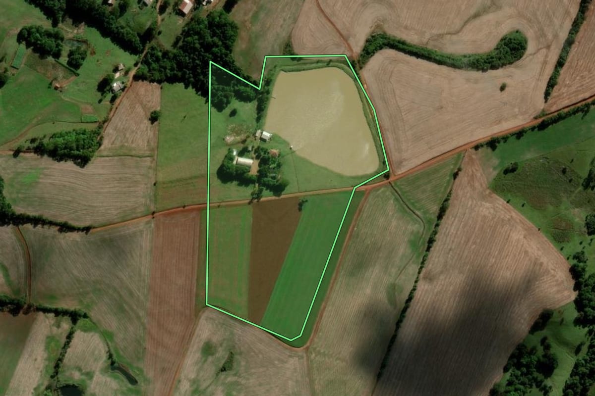 Imagem de satélite do imóvel rural em Inhacorá (RS), com o contorno declarado no CAR desenhado por cima.
