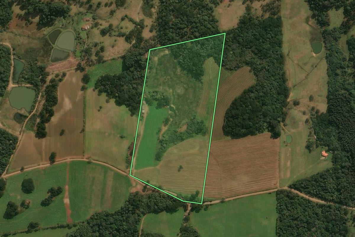 Imagem de satélite do imóvel rural em Ipê (RS), com o contorno declarado no CAR desenhado por cima.