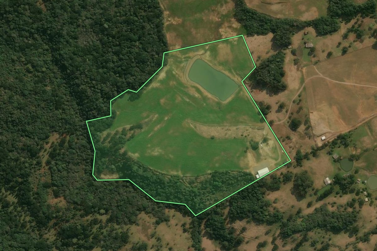 Imagem de satélite do imóvel rural em Ipê (RS), com o contorno declarado no CAR desenhado por cima.