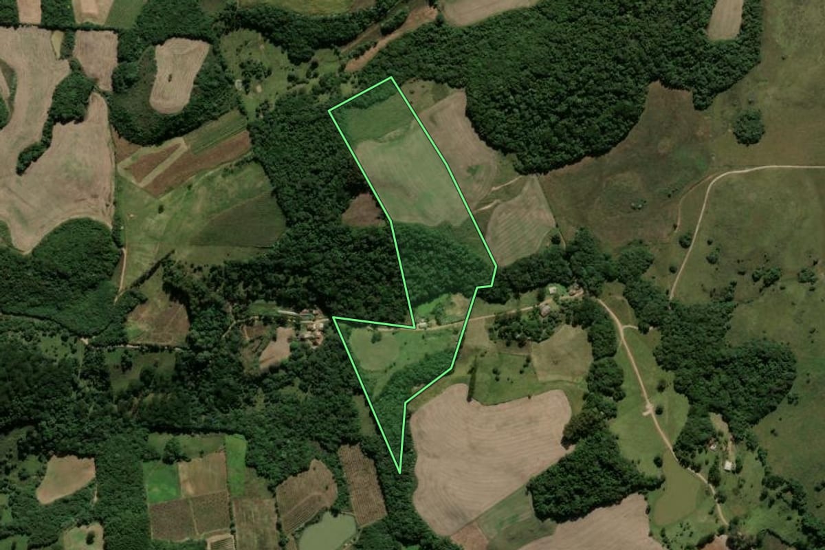 Imagem de satélite do imóvel rural em Ipê (RS), com o contorno declarado no CAR desenhado por cima.