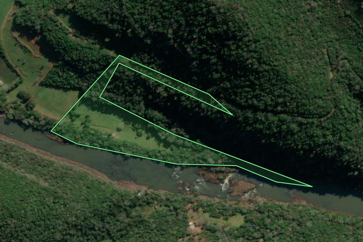 Imagem de satélite do imóvel rural em Ipê (RS), com o contorno declarado no CAR desenhado por cima.