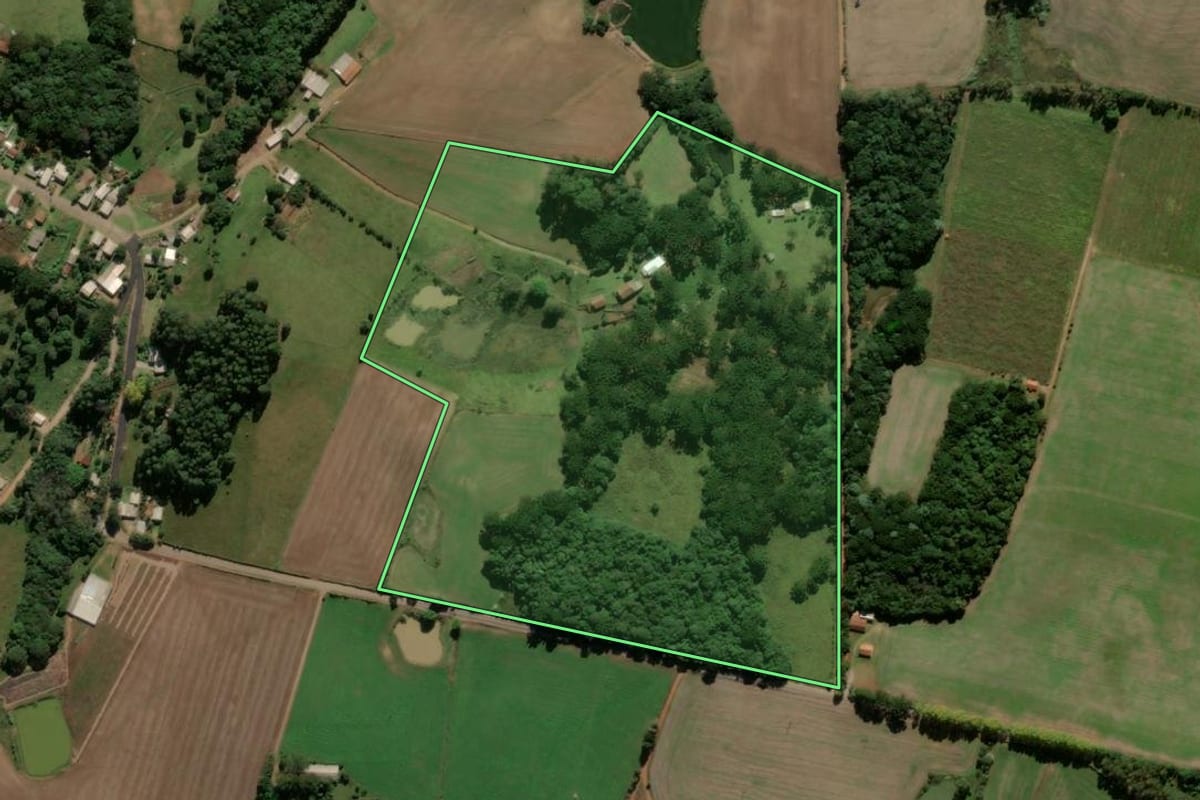 Imagem de satélite do imóvel rural em Ipê (RS), com o contorno declarado no CAR desenhado por cima.