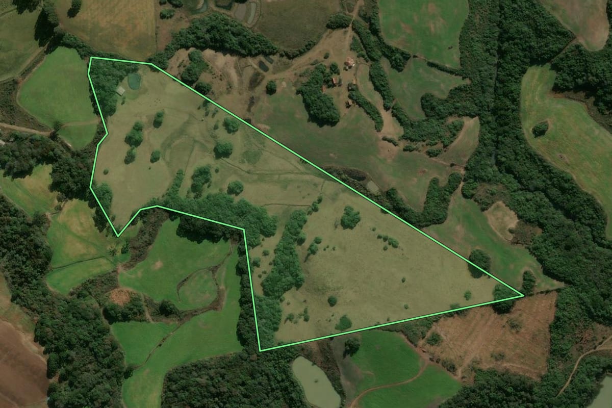 Imagem de satélite do imóvel rural em Ipê (RS), com o contorno declarado no CAR desenhado por cima.