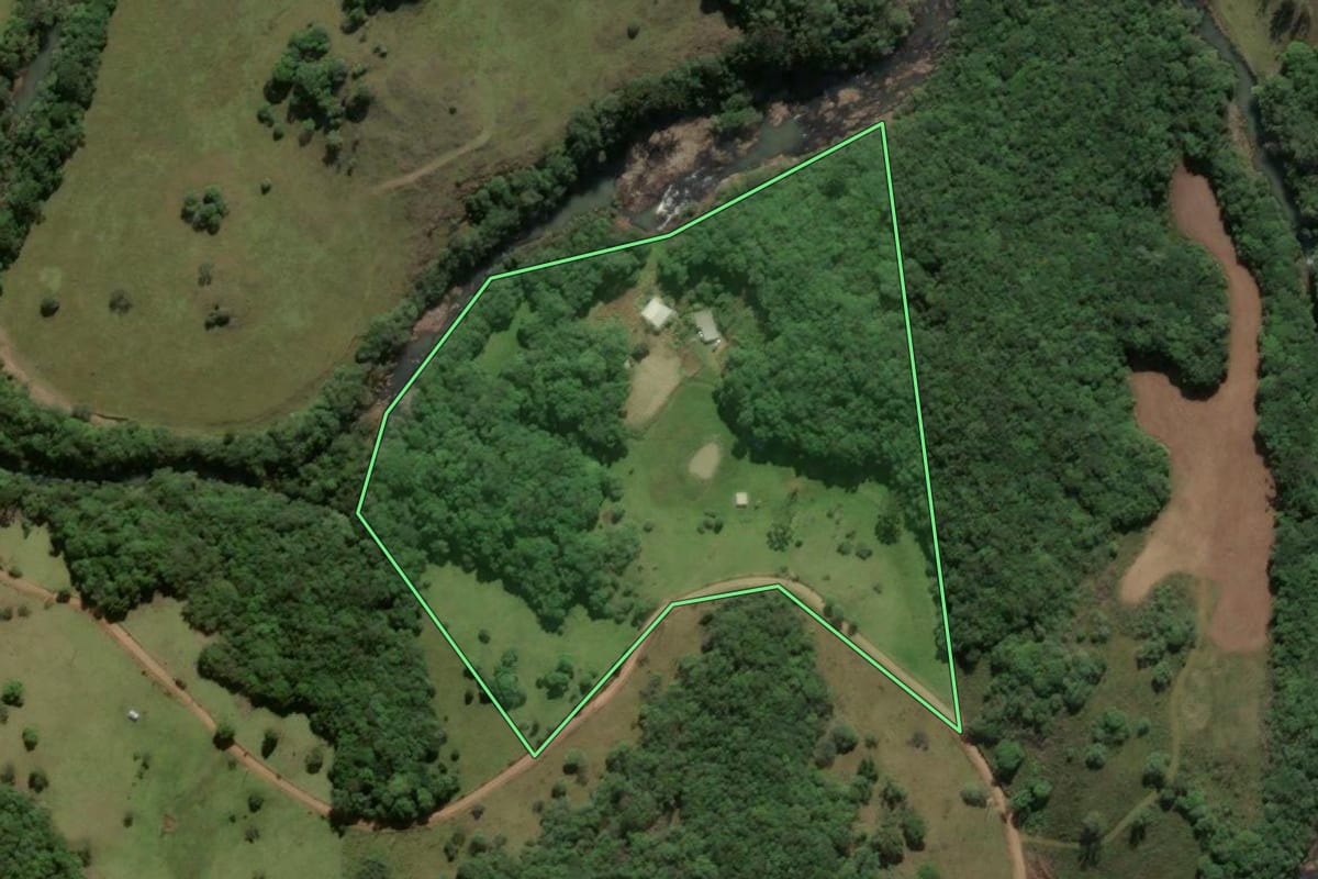 Imagem de satélite do imóvel rural em Ipê (RS), com o contorno declarado no CAR desenhado por cima.
