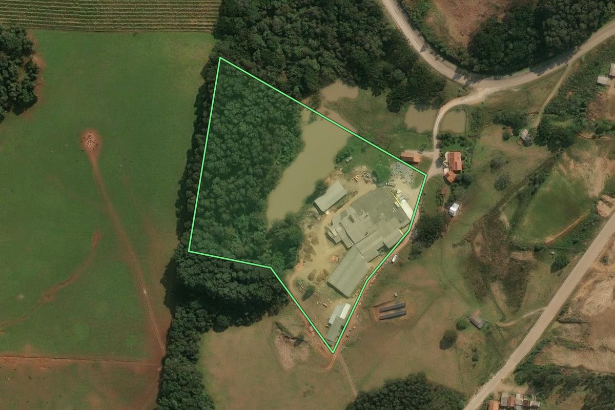 Imagem de satélite do imóvel rural em Ipê (RS), com o contorno declarado no CAR desenhado por cima.
