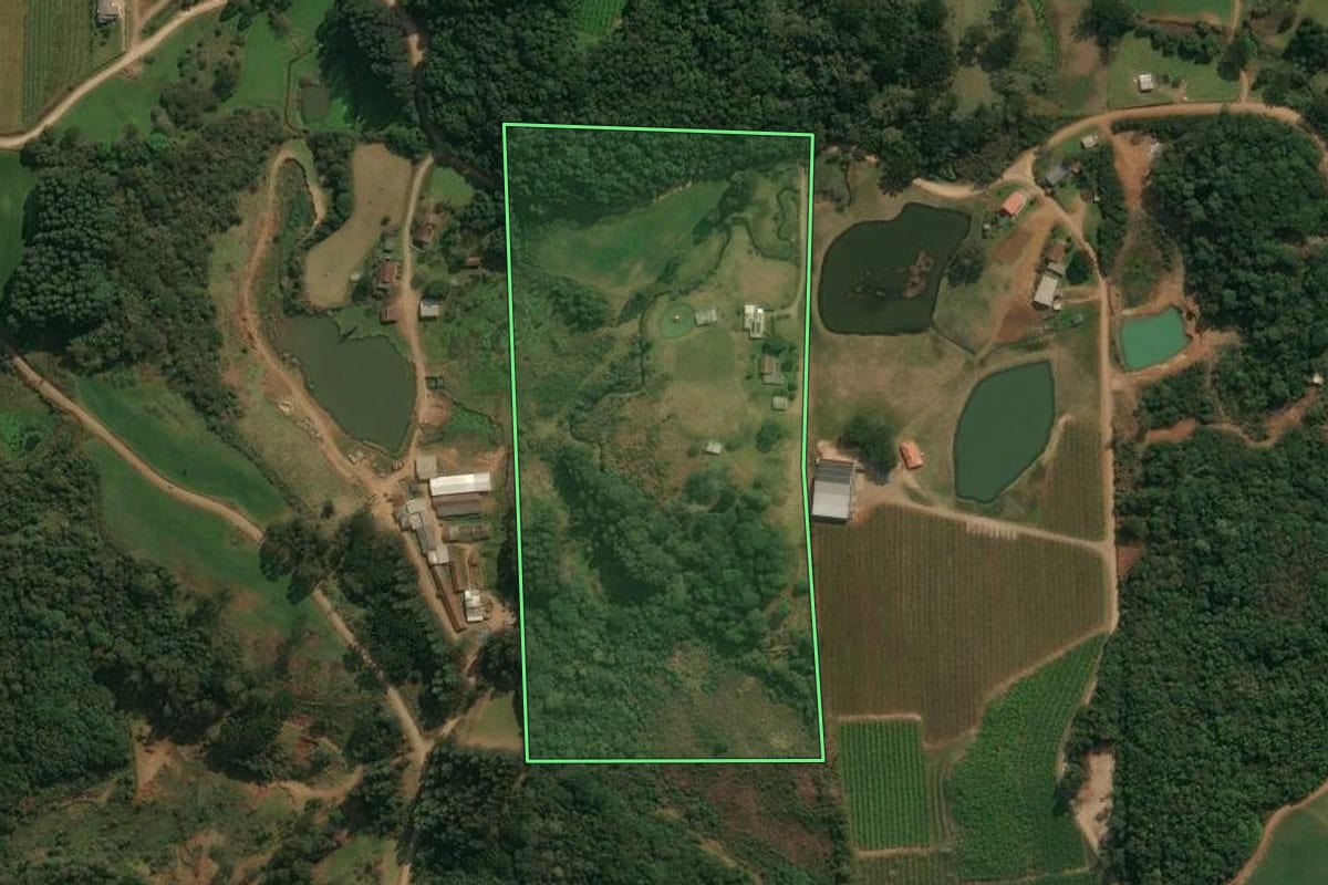 Imagem de satélite do imóvel rural em Ipê (RS), com o contorno declarado no CAR desenhado por cima.