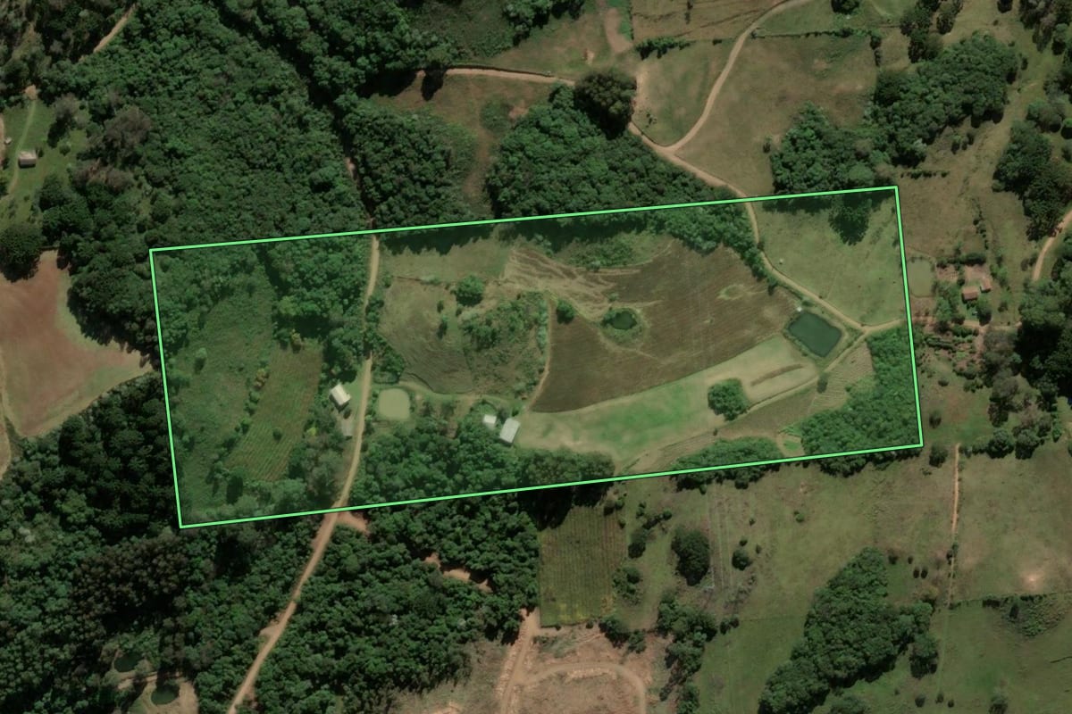 Imagem de satélite do imóvel rural em Ipê (RS), com o contorno declarado no CAR desenhado por cima.