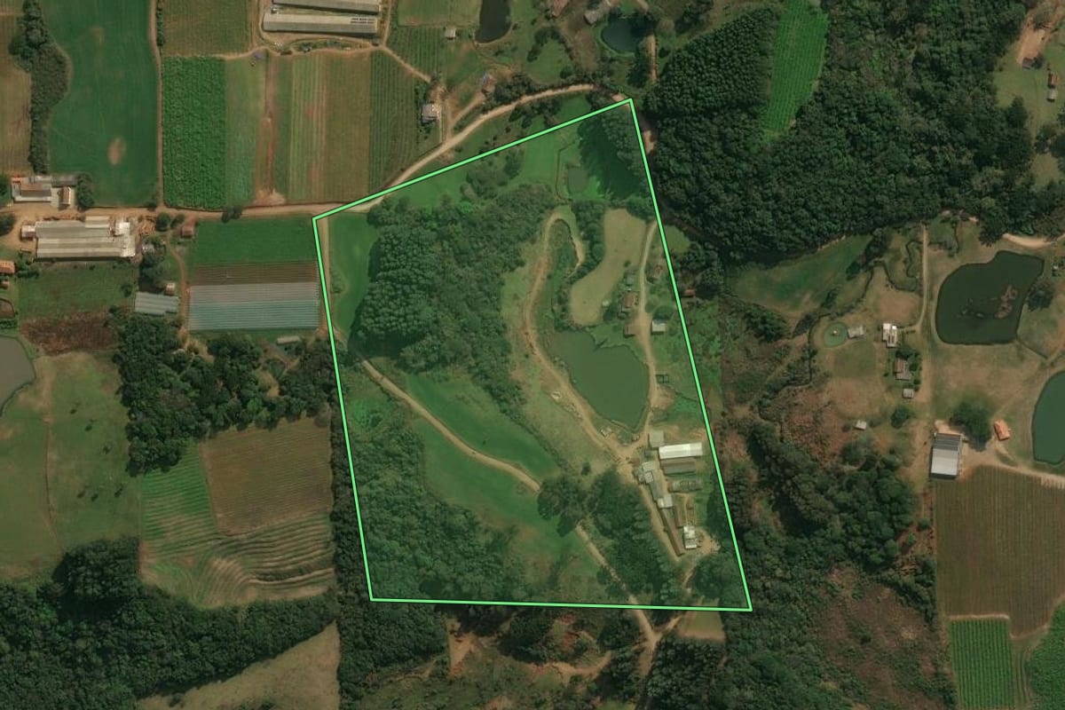 Imagem de satélite do imóvel rural em Ipê (RS), com o contorno declarado no CAR desenhado por cima.