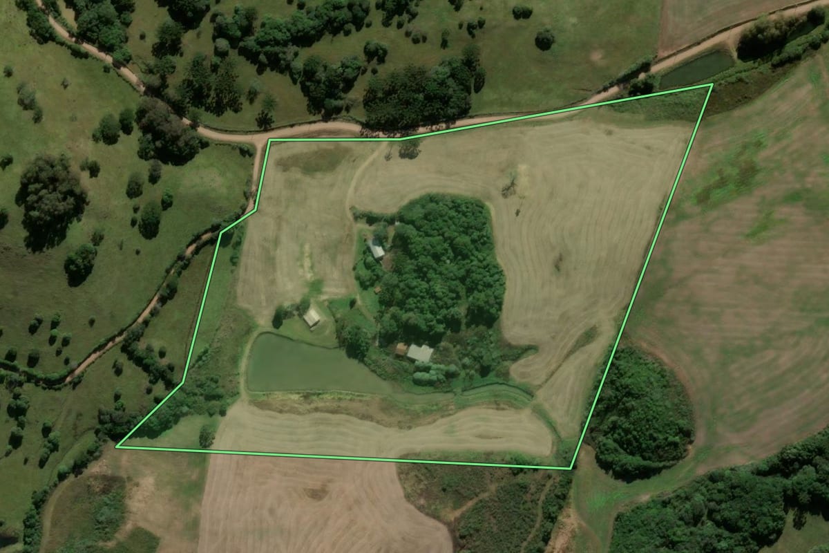 Imagem de satélite do imóvel rural em Ipê (RS), com o contorno declarado no CAR desenhado por cima.