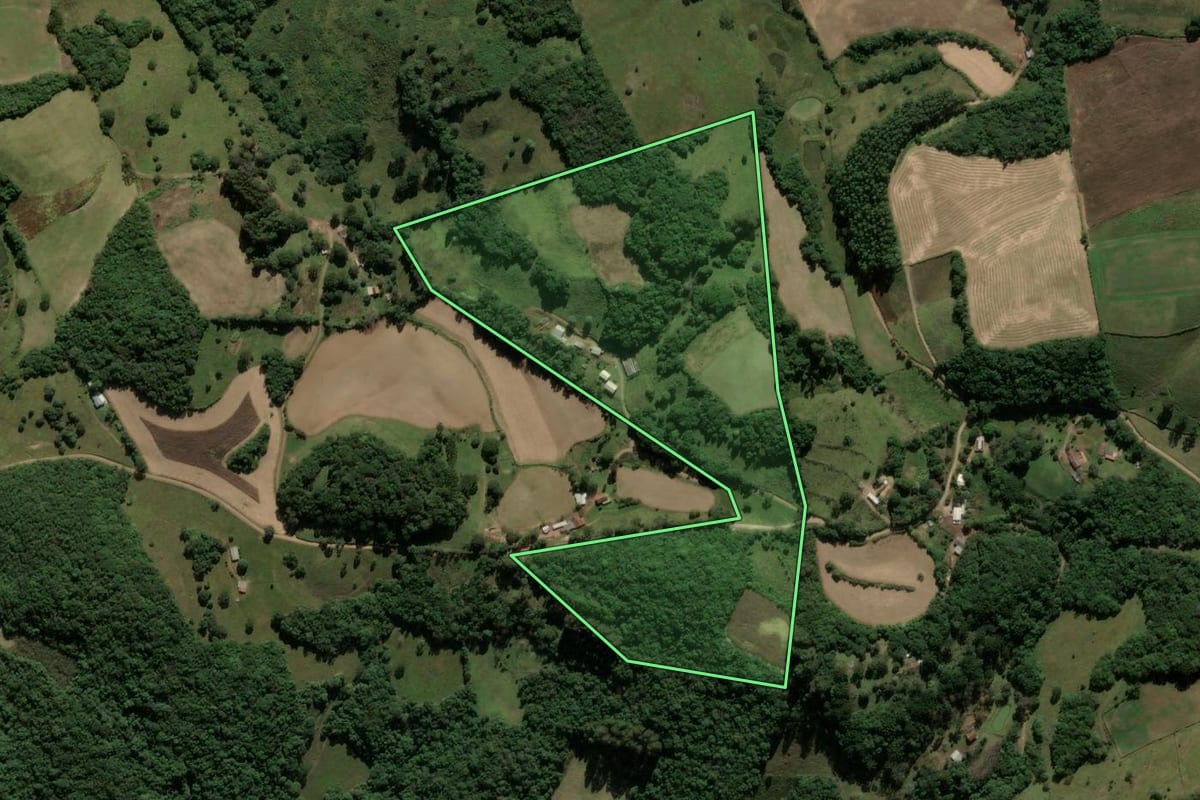 Imagem de satélite do imóvel rural em Ipê (RS), com o contorno declarado no CAR desenhado por cima.