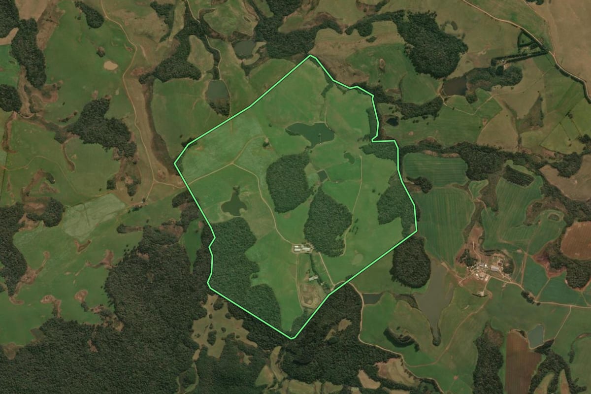 Imagem de satélite do imóvel rural em Ipê (RS), com o contorno declarado no CAR desenhado por cima.