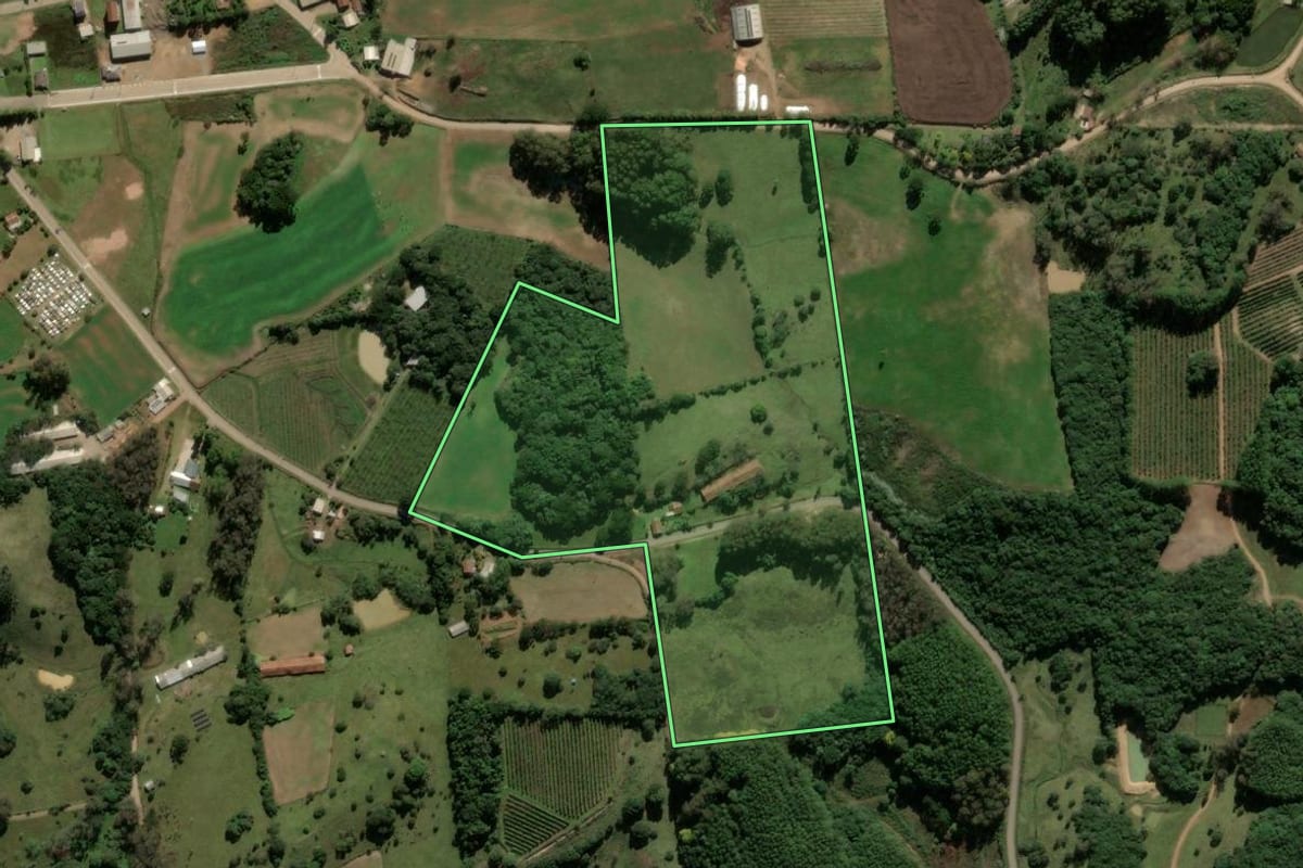 Imagem de satélite do imóvel rural em Ipê (RS), com o contorno declarado no CAR desenhado por cima.