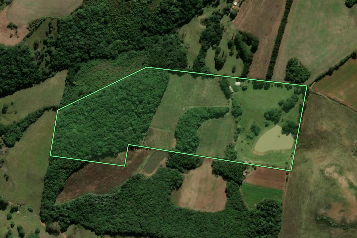 Imagem de satélite do imóvel rural em Ipê (RS), com o contorno declarado no CAR desenhado por cima.