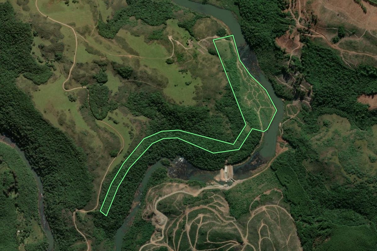Imagem de satélite do imóvel rural em Ipê (RS), com o contorno declarado no CAR desenhado por cima.