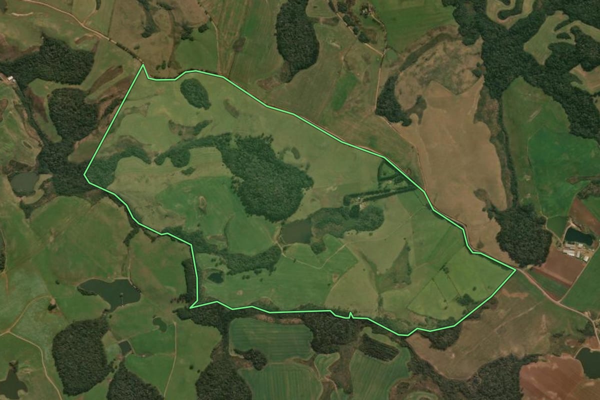 Imagem de satélite do imóvel rural em Ipê (RS), com o contorno declarado no CAR desenhado por cima.