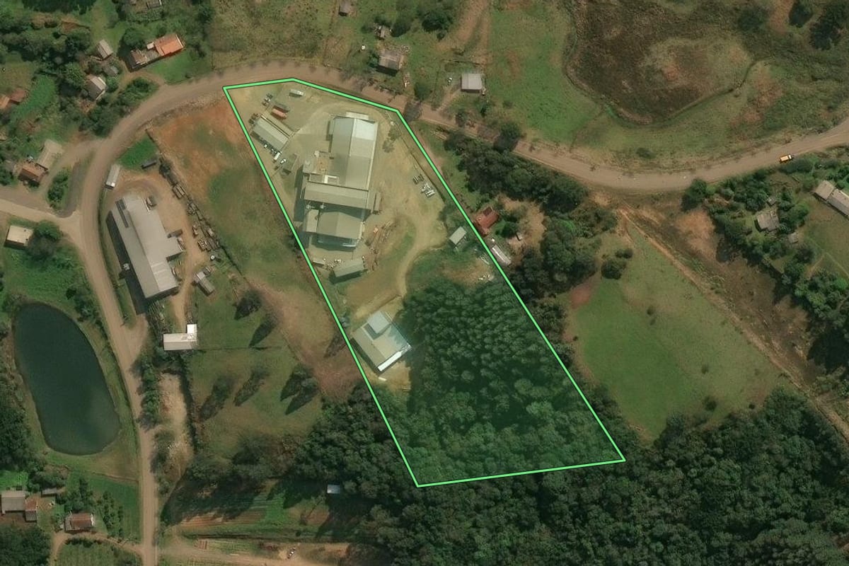 Imagem de satélite do imóvel rural em Ipê (RS), com o contorno declarado no CAR desenhado por cima.