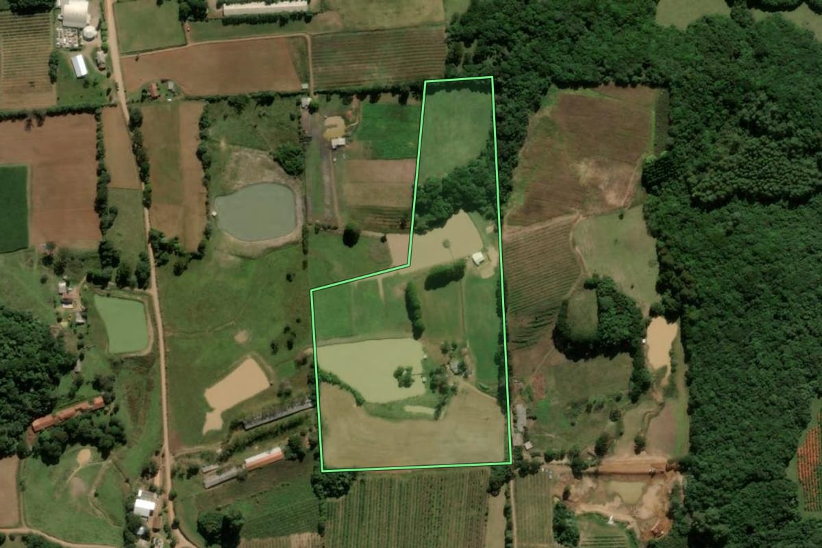 Imagem de satélite do imóvel rural em Ipê (RS), com o contorno declarado no CAR desenhado por cima.