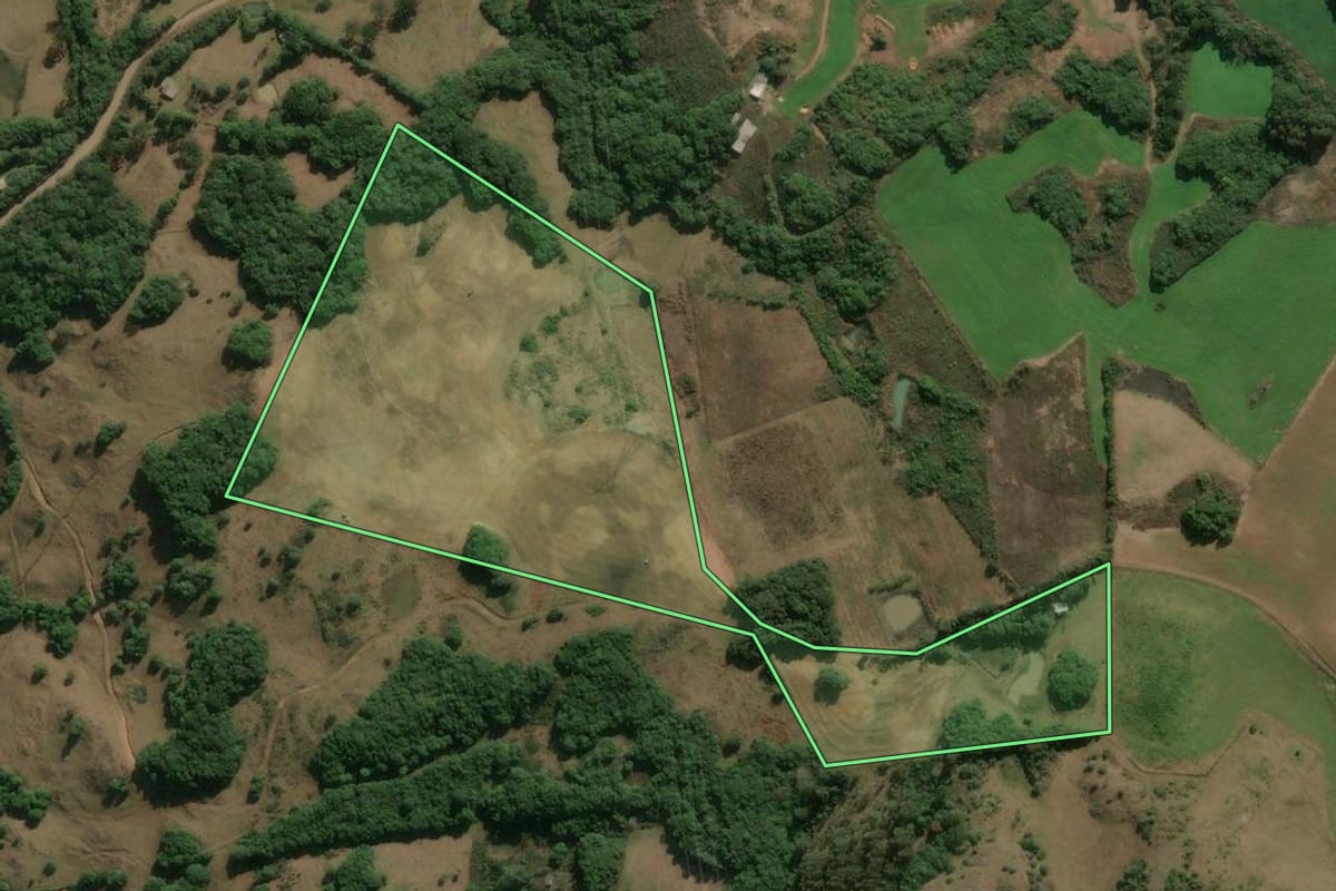Imagem de satélite do imóvel rural em Ipê (RS), com o contorno declarado no CAR desenhado por cima.