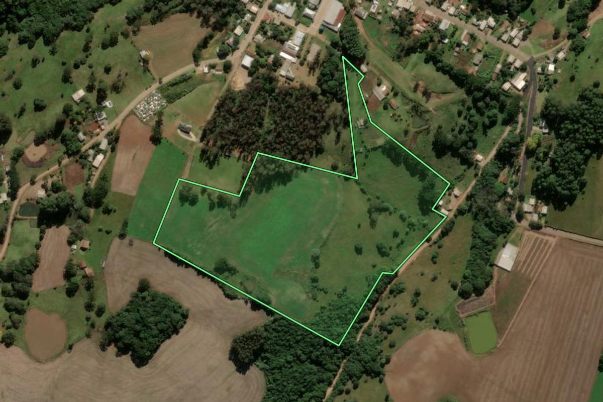 Imagem de satélite do imóvel rural em Ipê (RS), com o contorno declarado no CAR desenhado por cima.