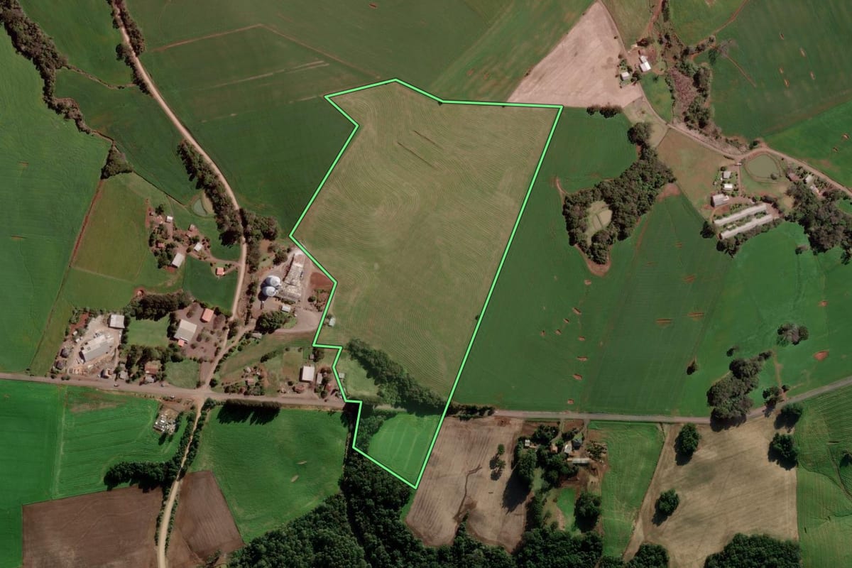 Imagem de satélite do imóvel rural em Ipiranga do Sul (RS), com o contorno declarado no CAR desenhado por cima.