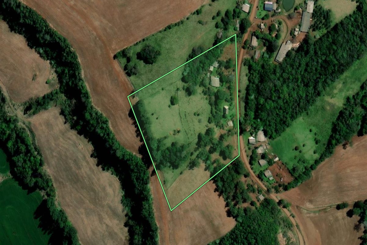 Imagem de satélite do imóvel rural em Iraí (RS), com o contorno declarado no CAR desenhado por cima.