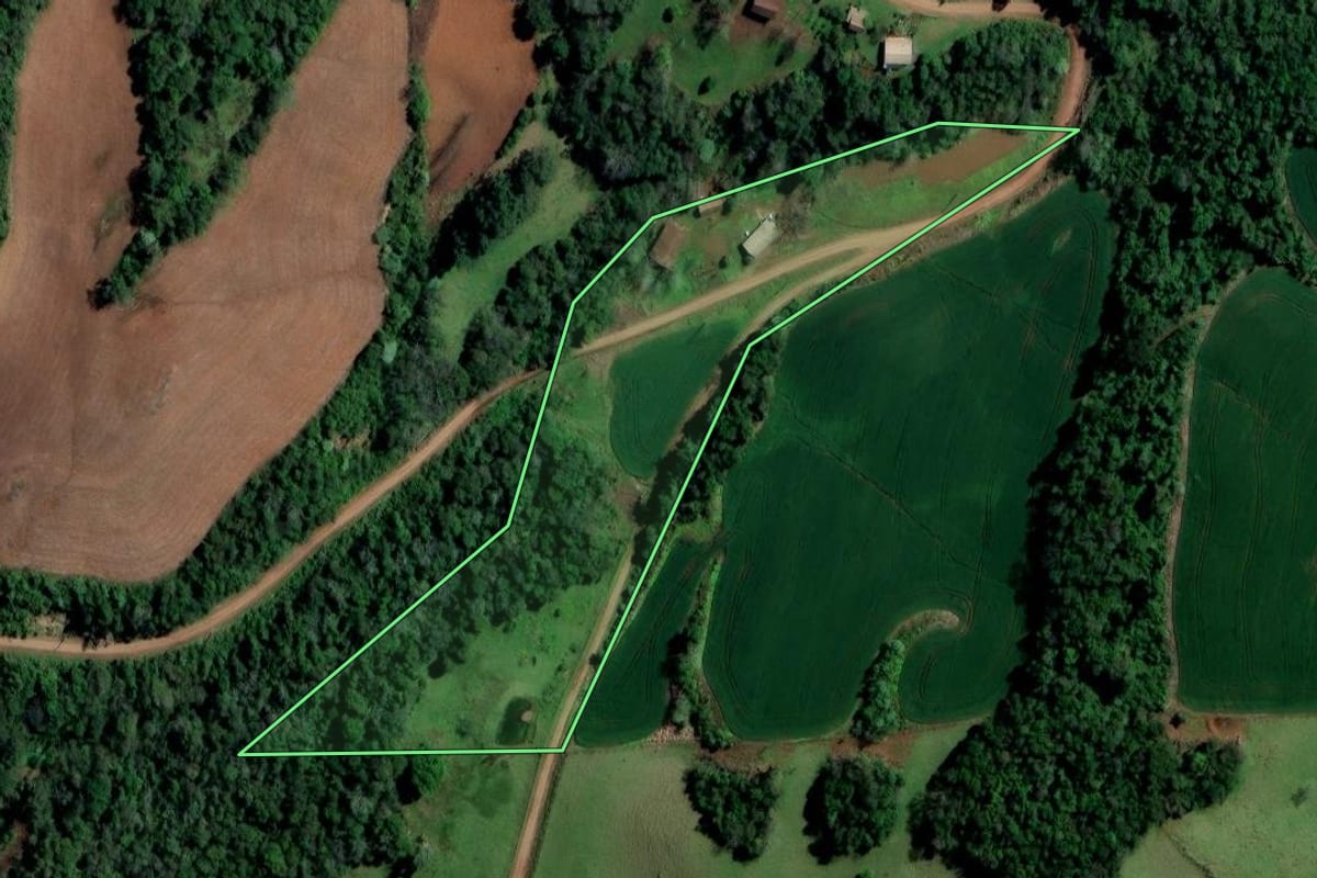 Imagem de satélite do imóvel rural em Iraí (RS), com o contorno declarado no CAR desenhado por cima.