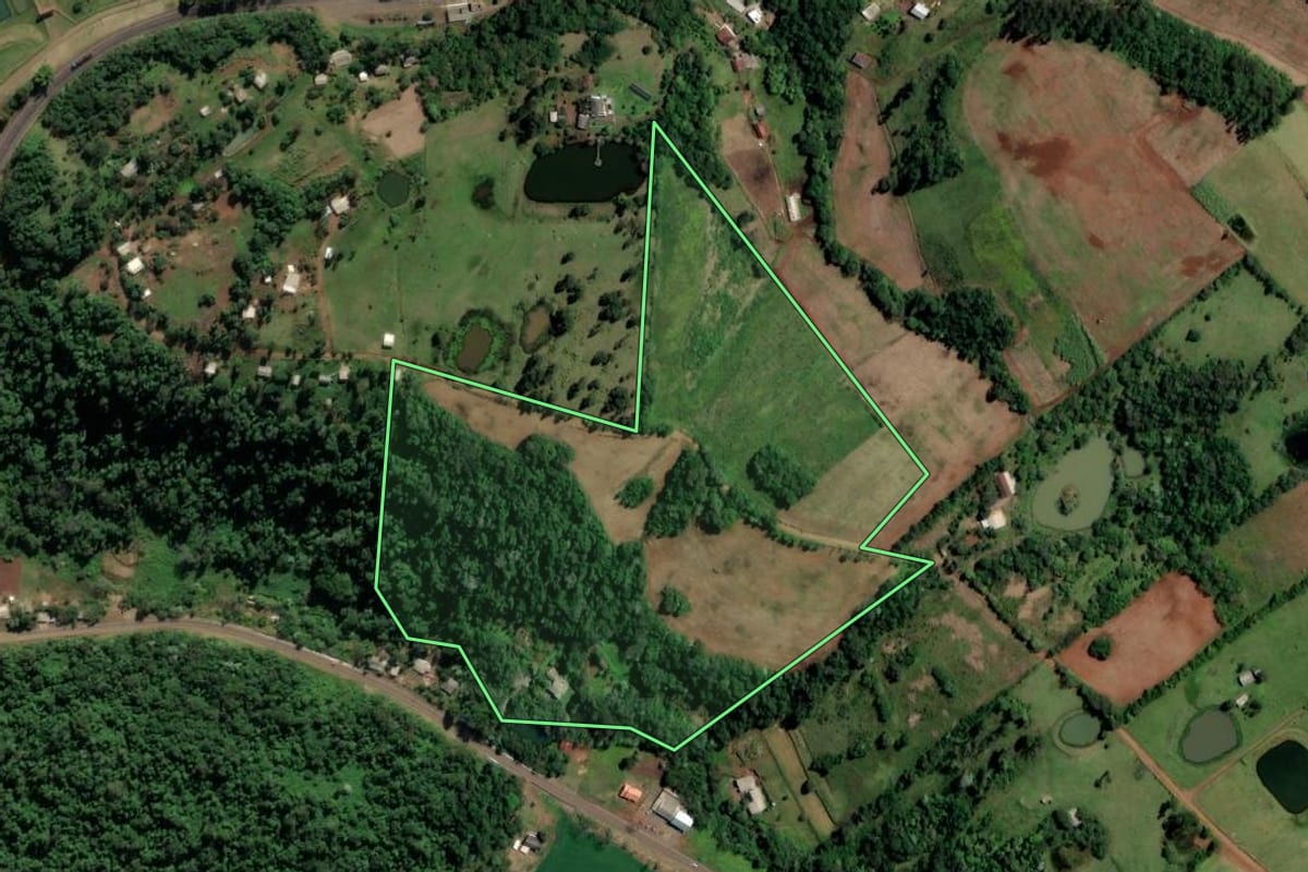 Imagem de satélite do imóvel rural em Iraí (RS), com o contorno declarado no CAR desenhado por cima.