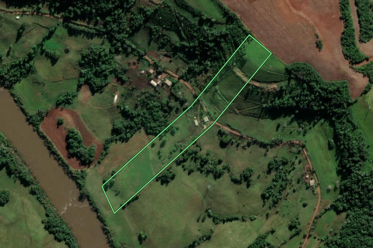 Imagem de satélite do imóvel rural em Iraí (RS), com o contorno declarado no CAR desenhado por cima.