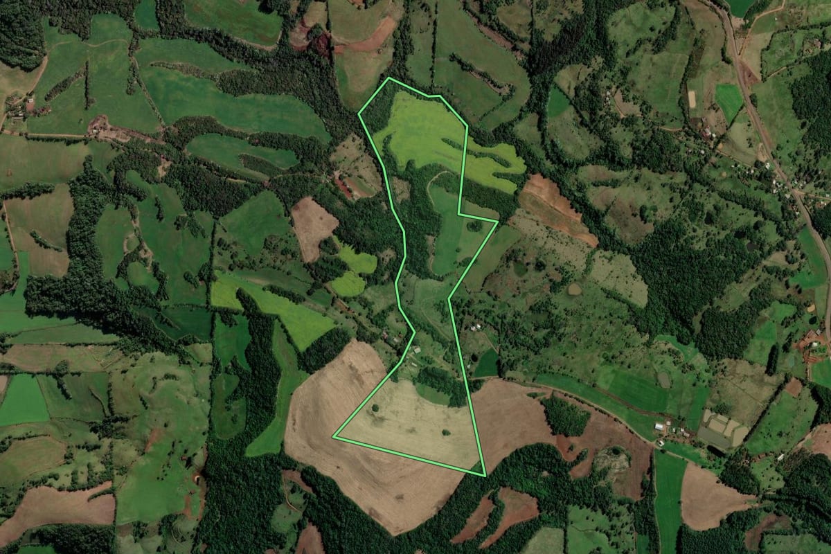 Imagem de satélite do imóvel rural em Iraí (RS), com o contorno declarado no CAR desenhado por cima.