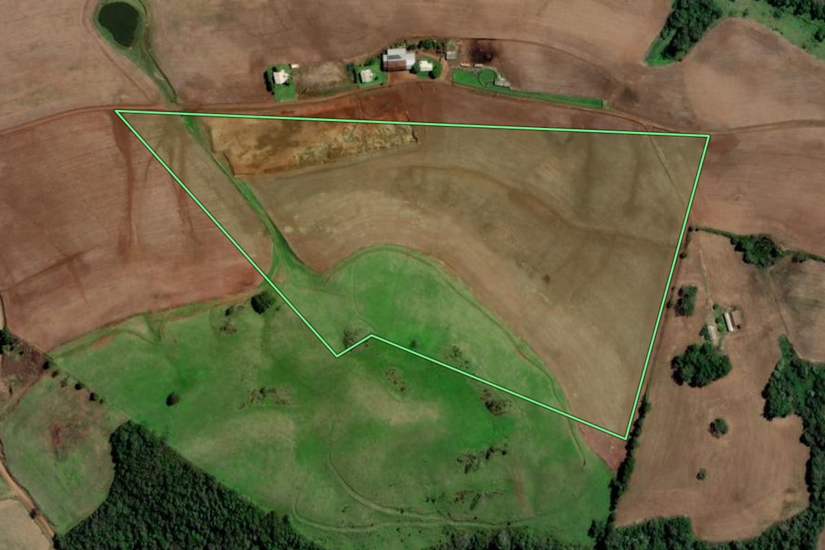 Imagem de satélite do imóvel rural em Iraí (RS), com o contorno declarado no CAR desenhado por cima.