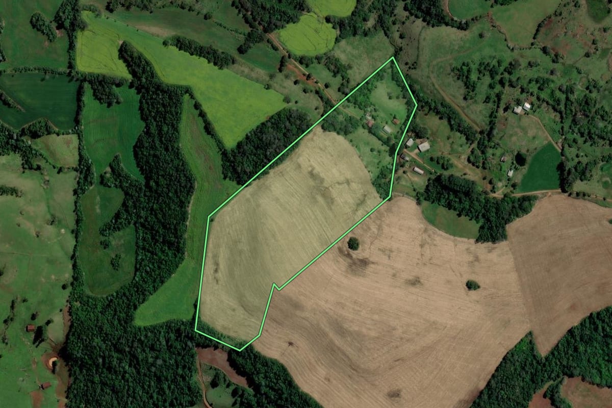 Imagem de satélite do imóvel rural em Iraí (RS), com o contorno declarado no CAR desenhado por cima.
