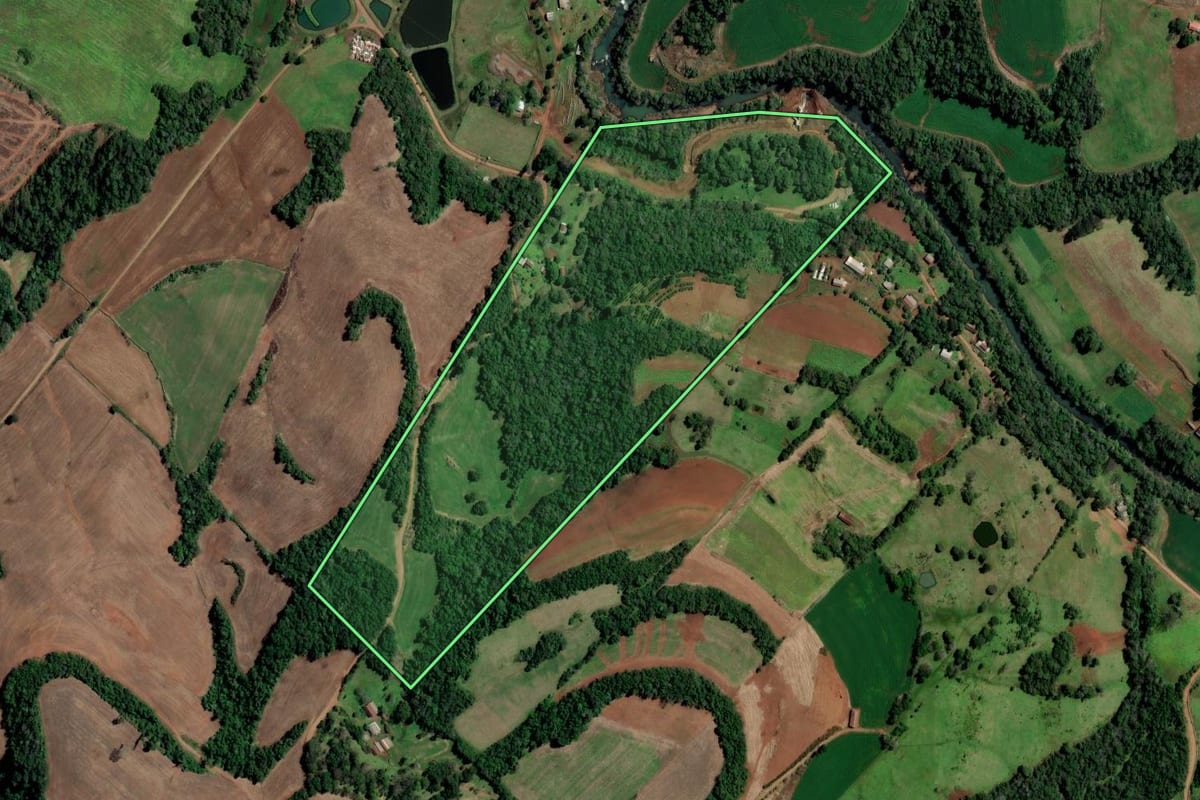 Imagem de satélite do imóvel rural em Iraí (RS), com o contorno declarado no CAR desenhado por cima.