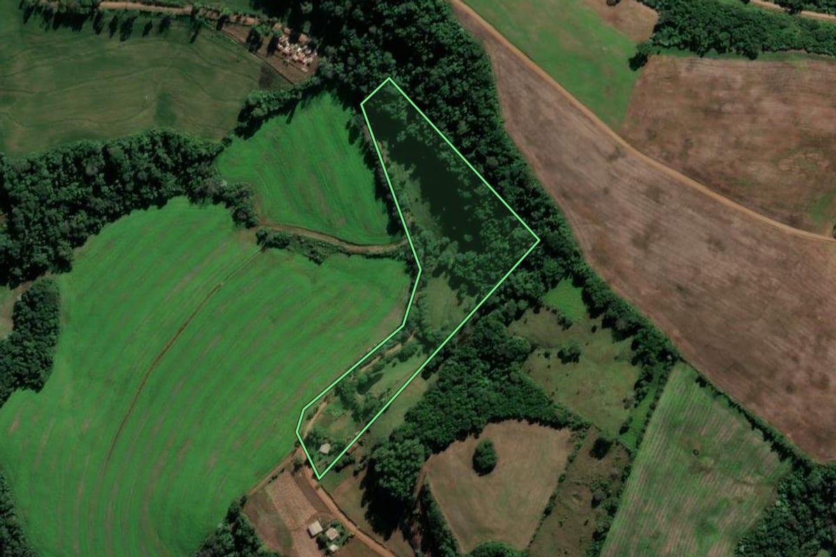 Imagem de satélite do imóvel rural em Iraí (RS), com o contorno declarado no CAR desenhado por cima.