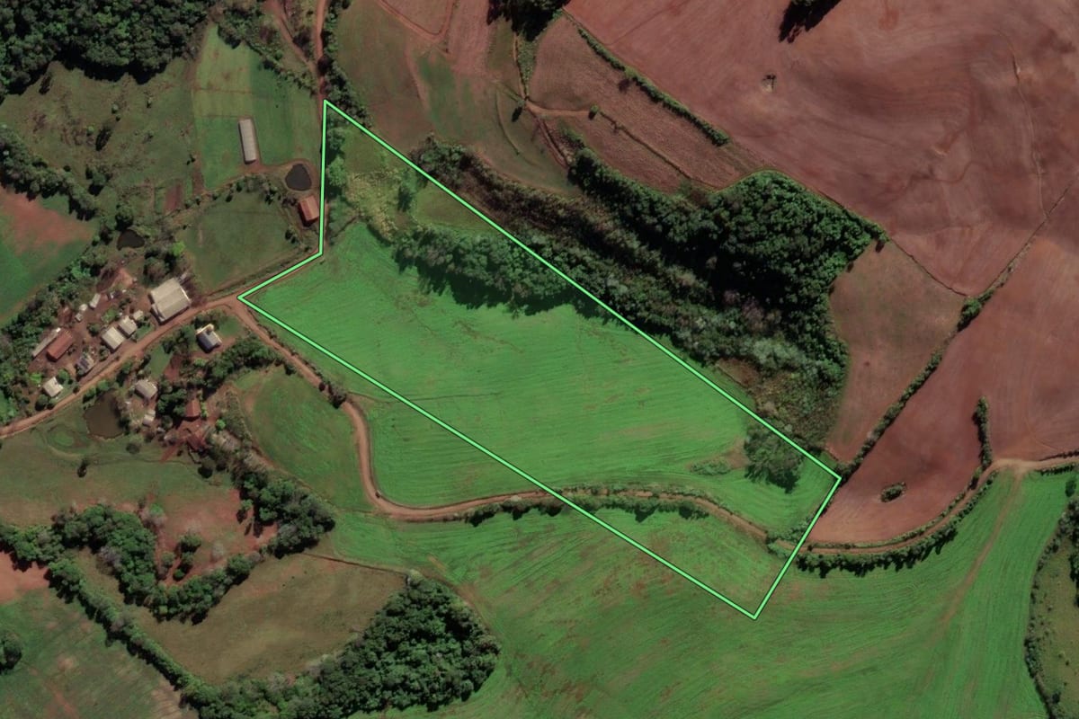 Imagem de satélite do imóvel rural em Iraí (RS), com o contorno declarado no CAR desenhado por cima.