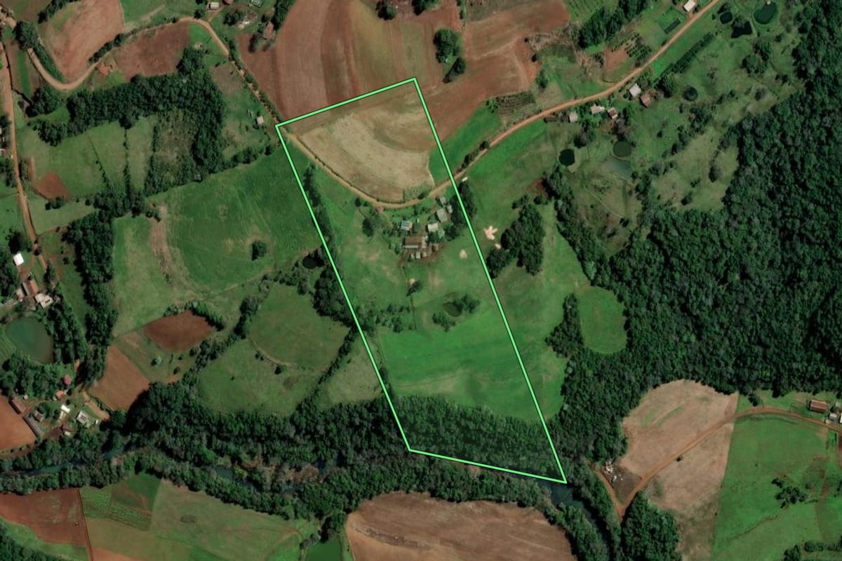 Imagem de satélite do imóvel rural em Iraí (RS), com o contorno declarado no CAR desenhado por cima.