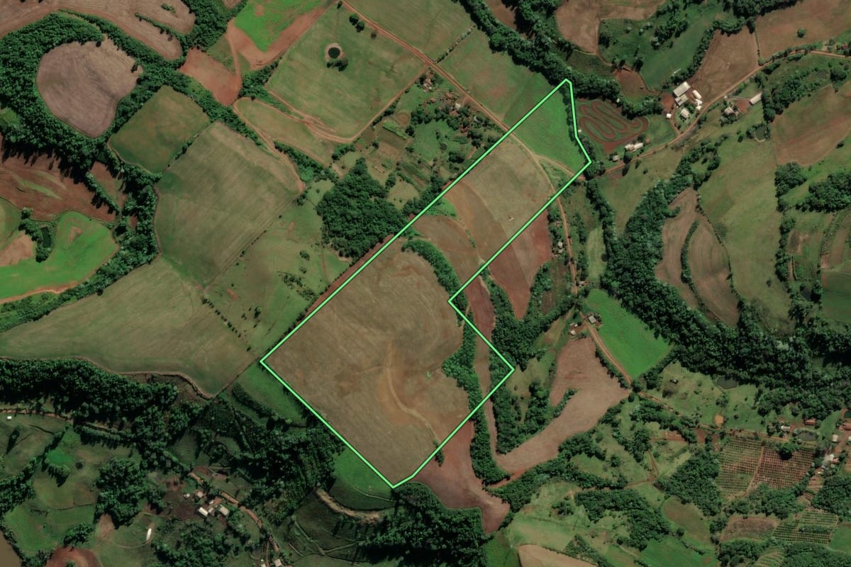 Imagem de satélite do imóvel rural em Iraí (RS), com o contorno declarado no CAR desenhado por cima.