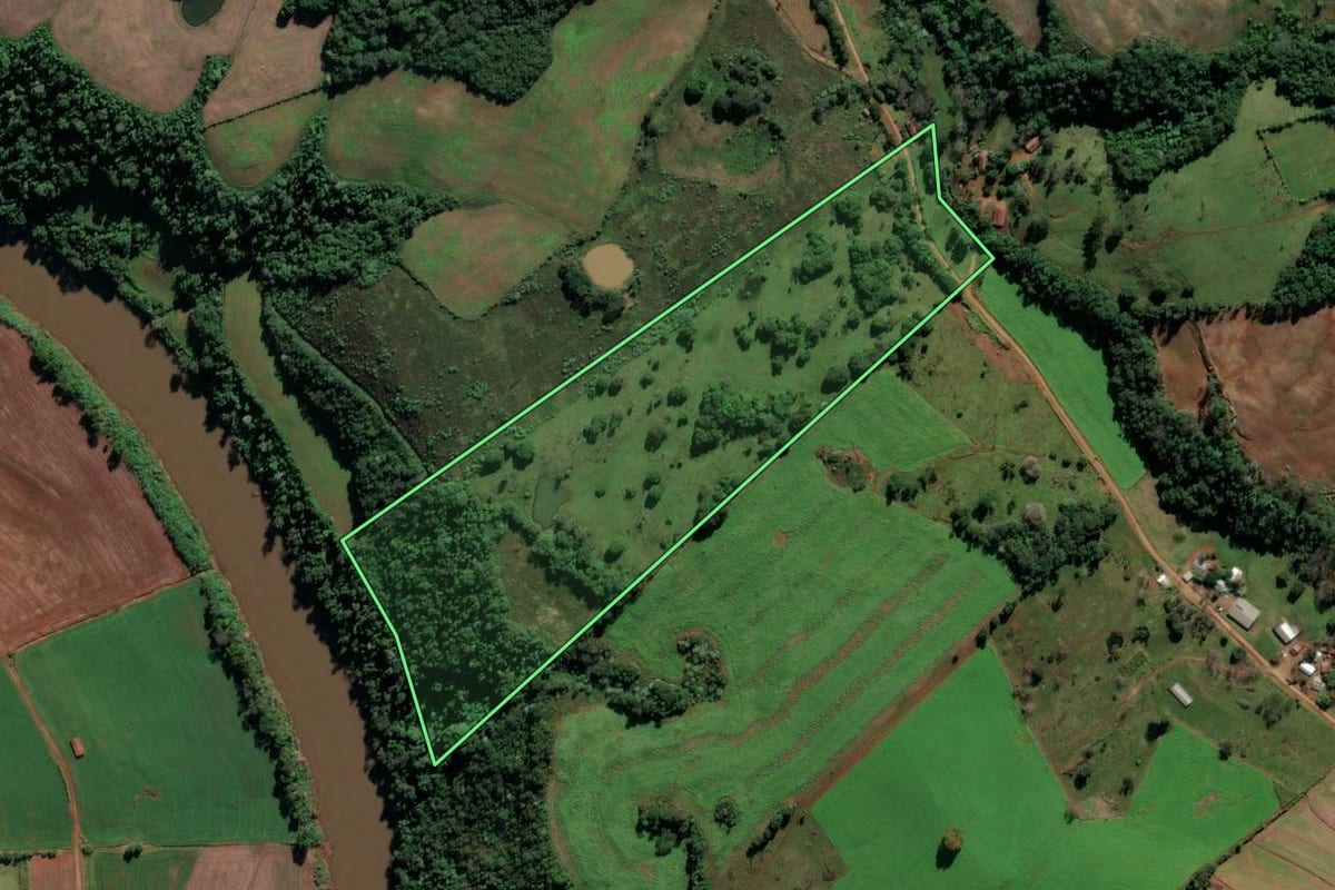 Imagem de satélite do imóvel rural em Iraí (RS), com o contorno declarado no CAR desenhado por cima.