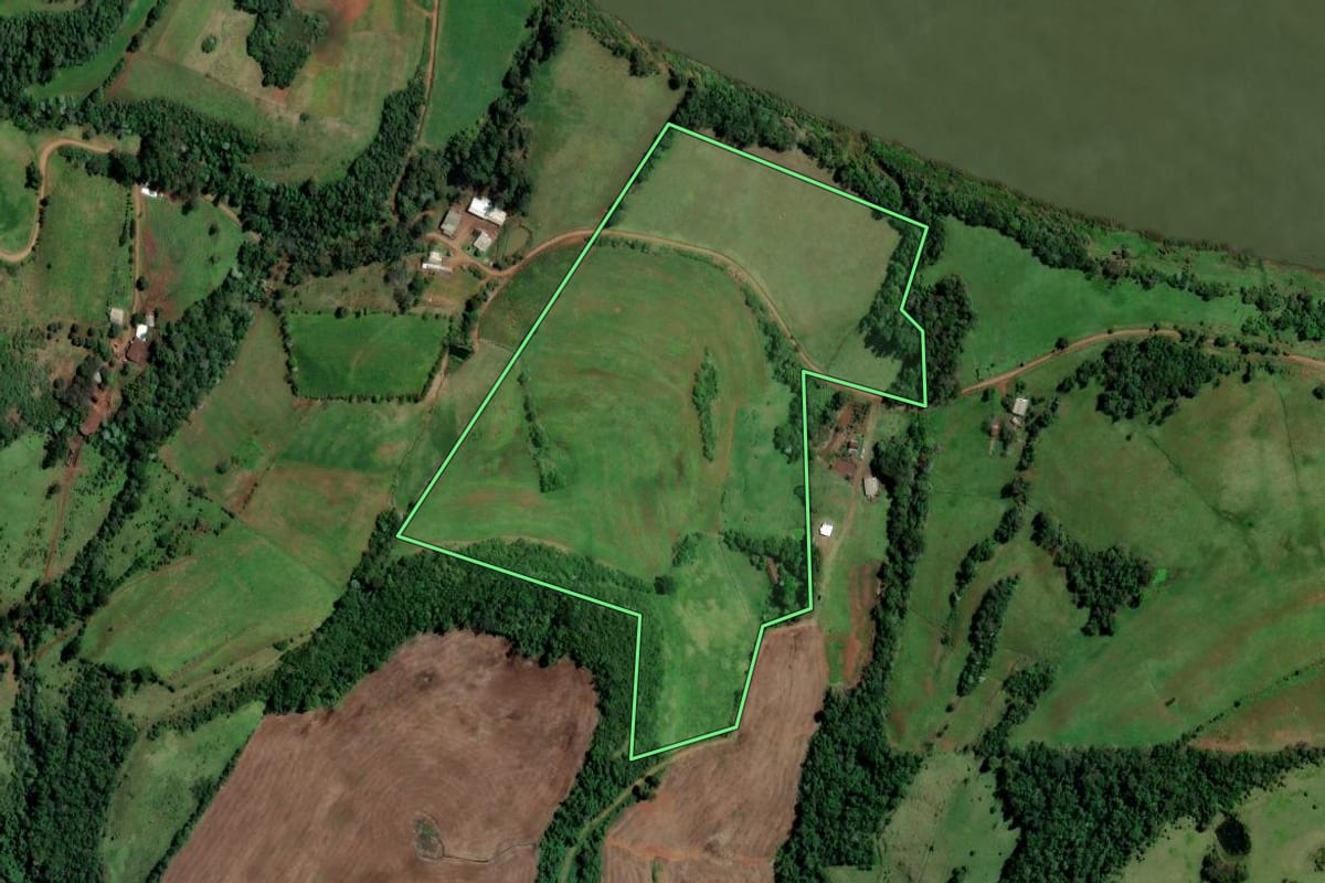 Imagem de satélite do imóvel rural em Iraí (RS), com o contorno declarado no CAR desenhado por cima.