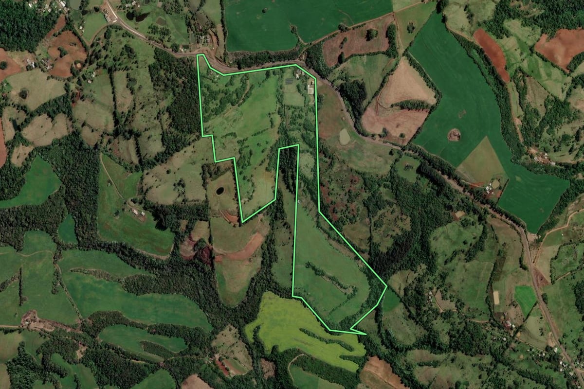 Imagem de satélite do imóvel rural em Iraí (RS), com o contorno declarado no CAR desenhado por cima.