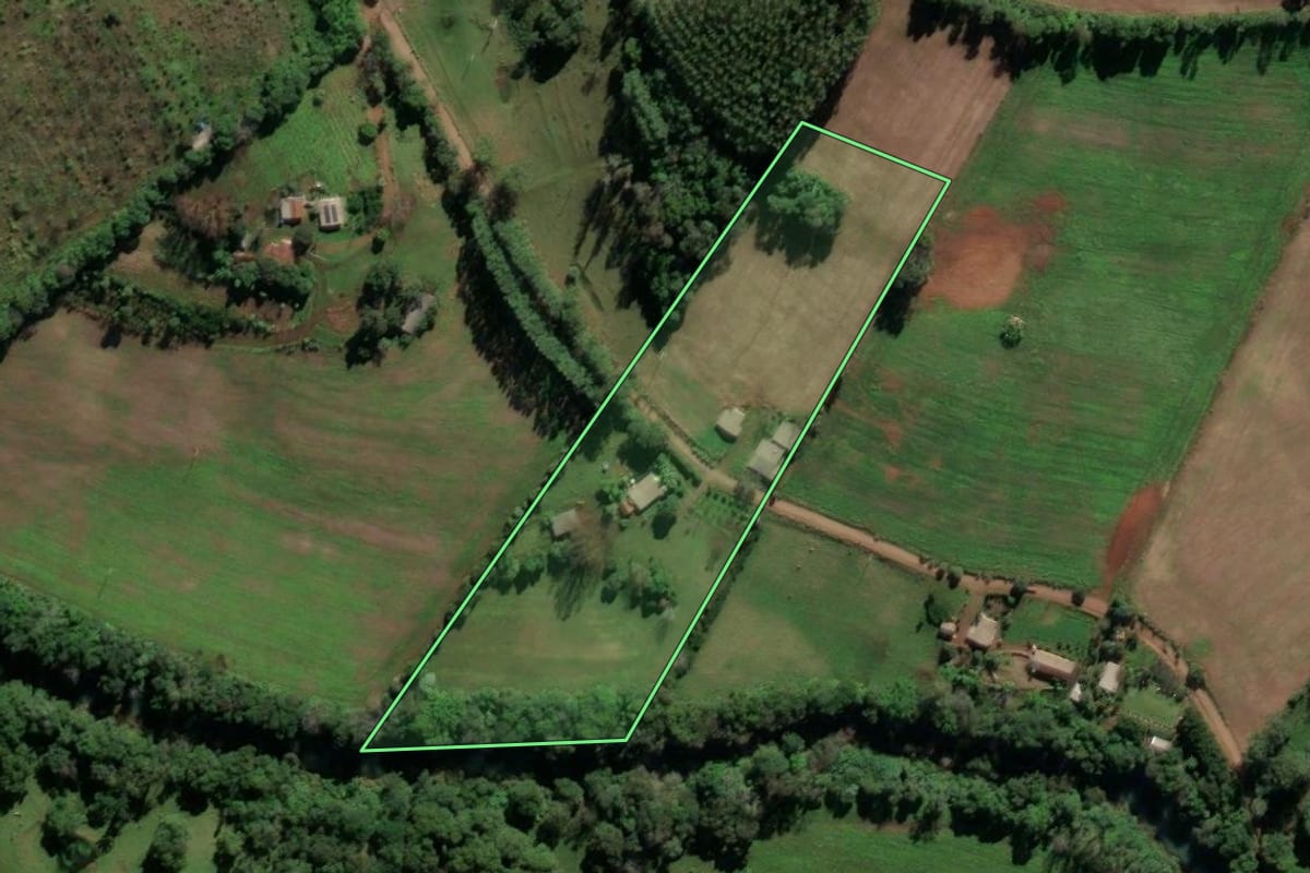 Imagem de satélite do imóvel rural em Iraí (RS), com o contorno declarado no CAR desenhado por cima.