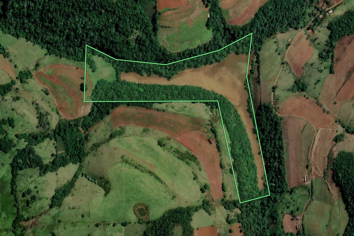 Imagem de satélite do imóvel rural em Iraí (RS), com o contorno declarado no CAR desenhado por cima.