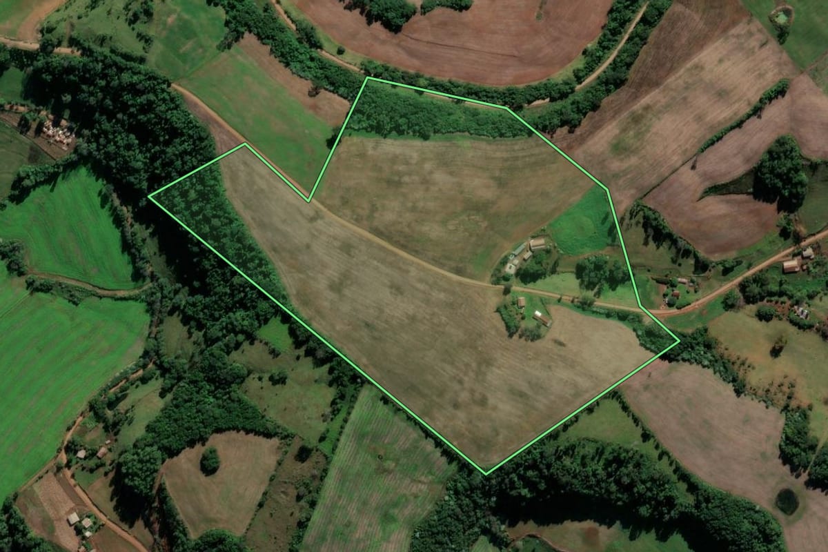 Imagem de satélite do imóvel rural em Iraí (RS), com o contorno declarado no CAR desenhado por cima.