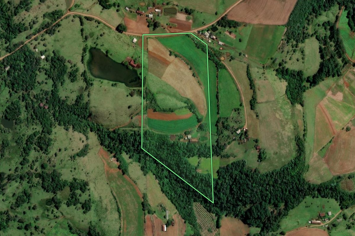 Imagem de satélite do imóvel rural em Iraí (RS), com o contorno declarado no CAR desenhado por cima.