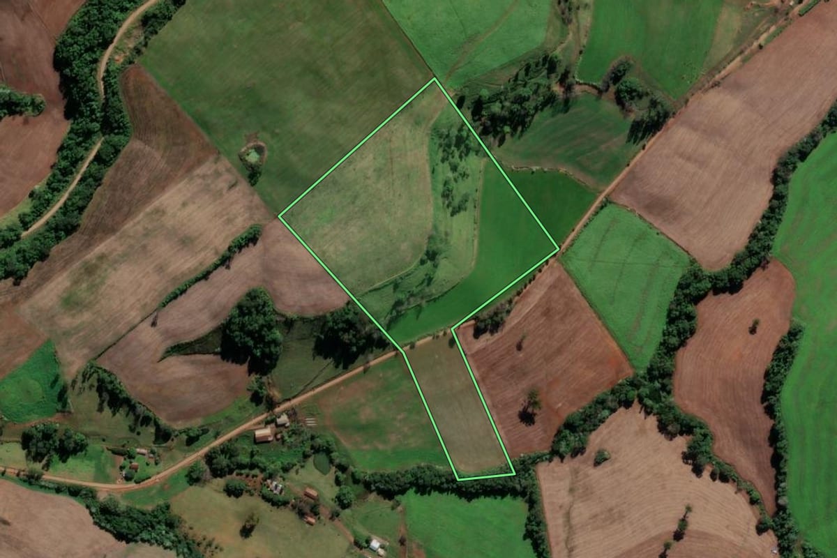 Imagem de satélite do imóvel rural em Iraí (RS), com o contorno declarado no CAR desenhado por cima.