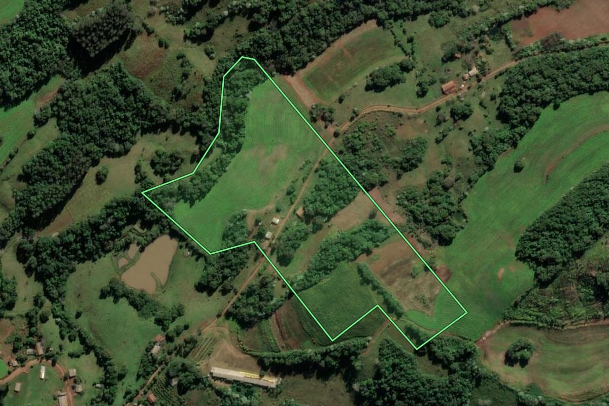 Imagem de satélite do imóvel rural em Iraí (RS), com o contorno declarado no CAR desenhado por cima.