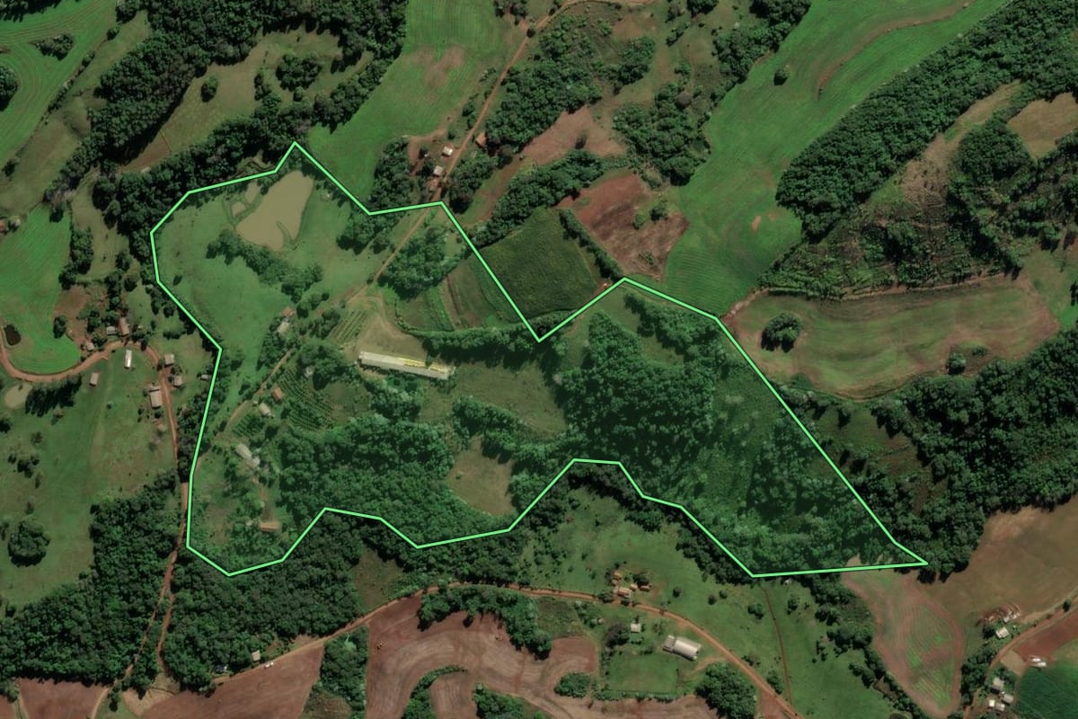 Imagem de satélite do imóvel rural em Iraí (RS), com o contorno declarado no CAR desenhado por cima.
