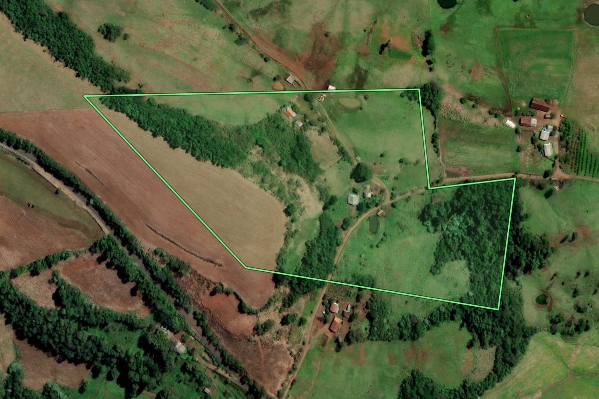 Imagem de satélite do imóvel rural em Iraí (RS), com o contorno declarado no CAR desenhado por cima.